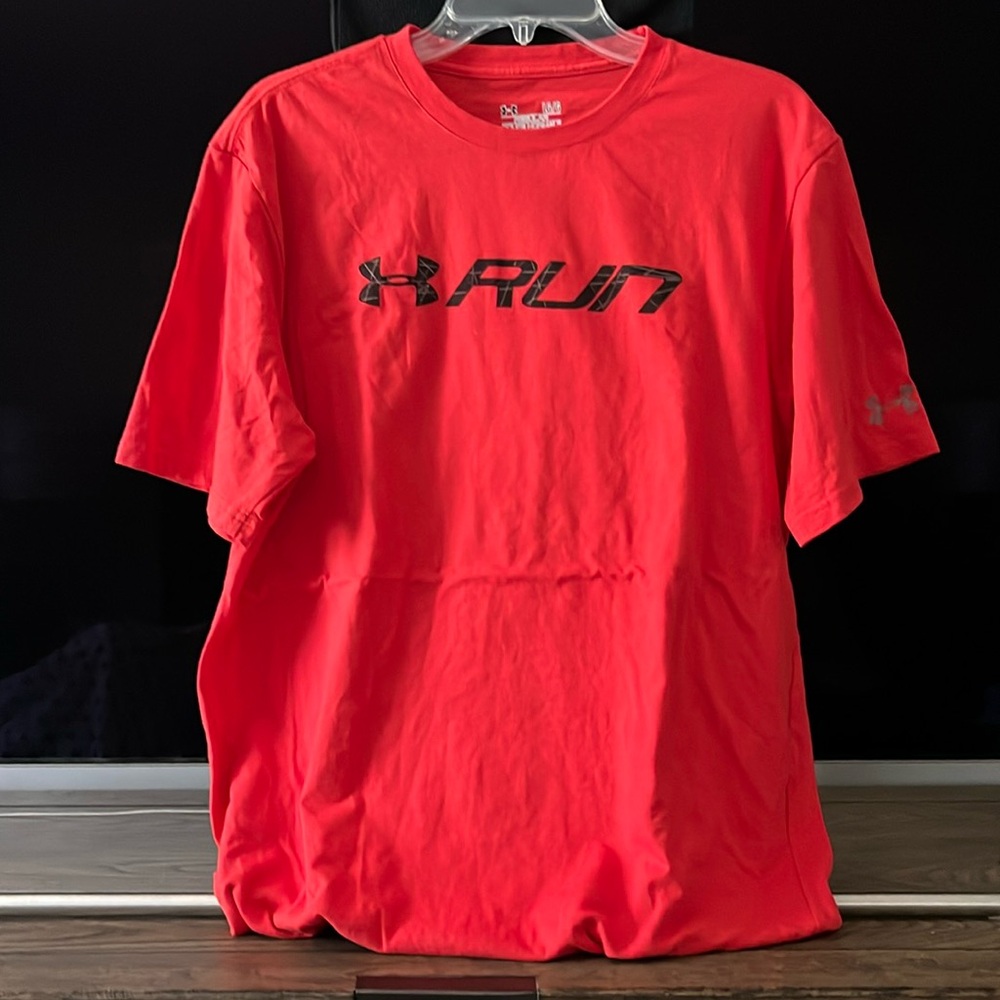 UNDER ARMOUR -  Red Short Sleeve Tee